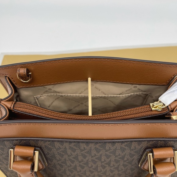 Michael Kors Mott MD Messenger & Case Card Wallet - Picture 8 of 15